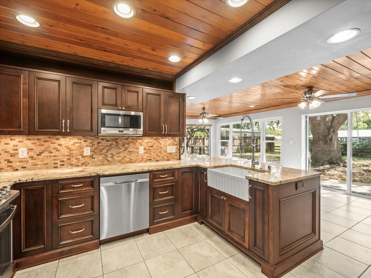 13556 LAKE MAGDALENE DR, TAMPA, FL, 33613