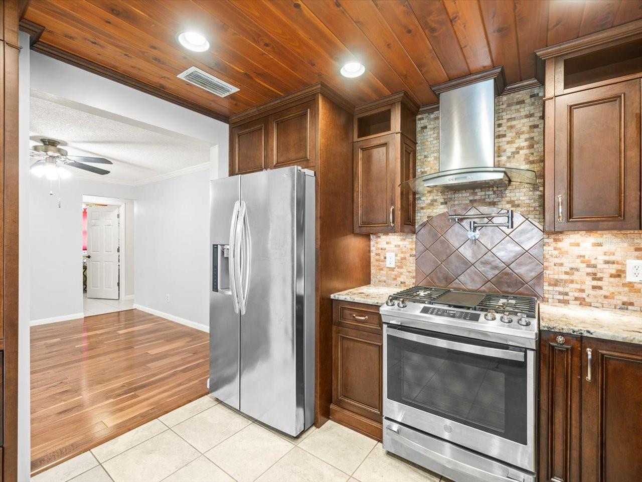 13556 LAKE MAGDALENE DR, TAMPA, FL, 33613