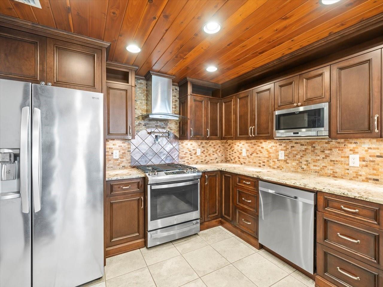 13556 LAKE MAGDALENE DR, TAMPA, FL, 33613