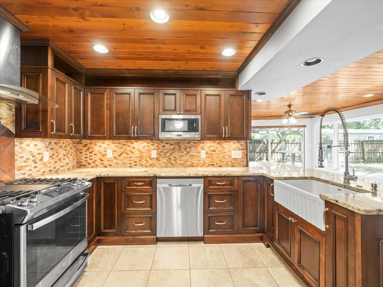 13556 LAKE MAGDALENE DR, TAMPA, FL, 33613