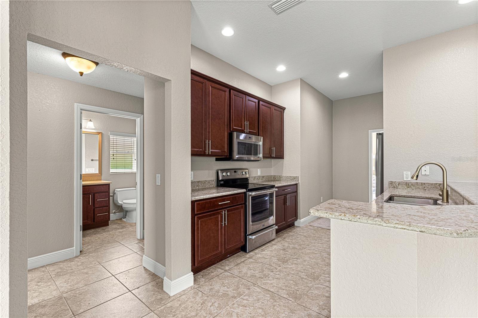 10460 SILVER MAPLE AVE, OXFORD, FL, 34484