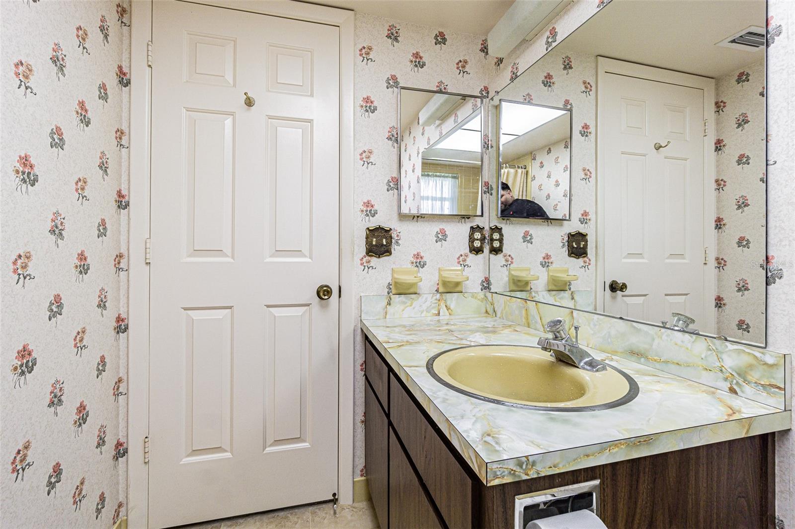 601 RIVIERA BAY DR NE, ST PETERSBURG, FL, 33702