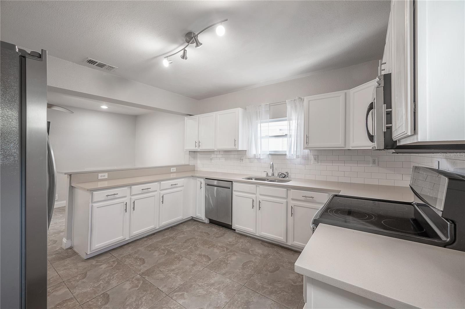 210 W HANNA AVE, TAMPA, FL, 33604