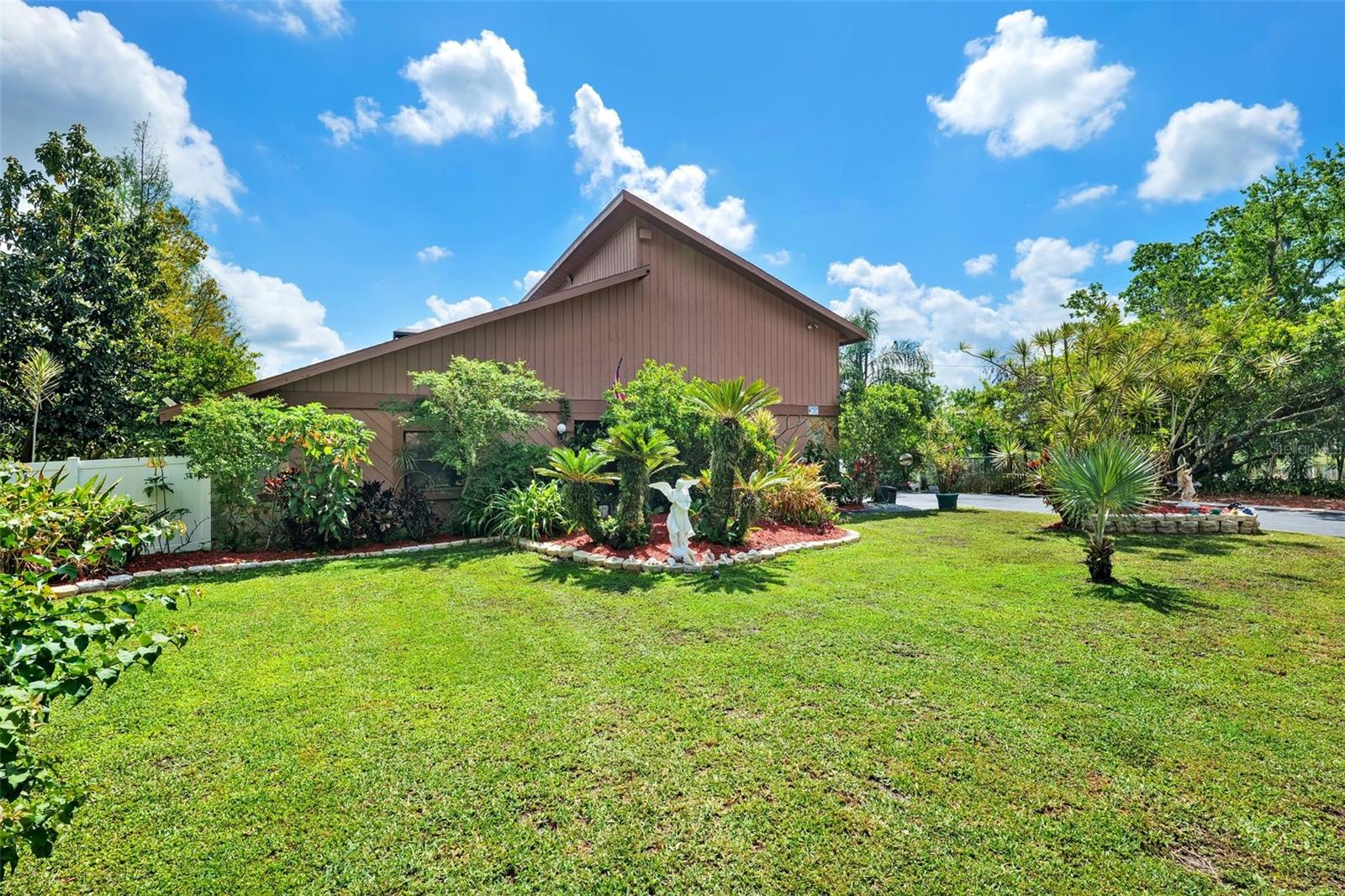 17301 ESTES RD, LUTZ, FL, 33548