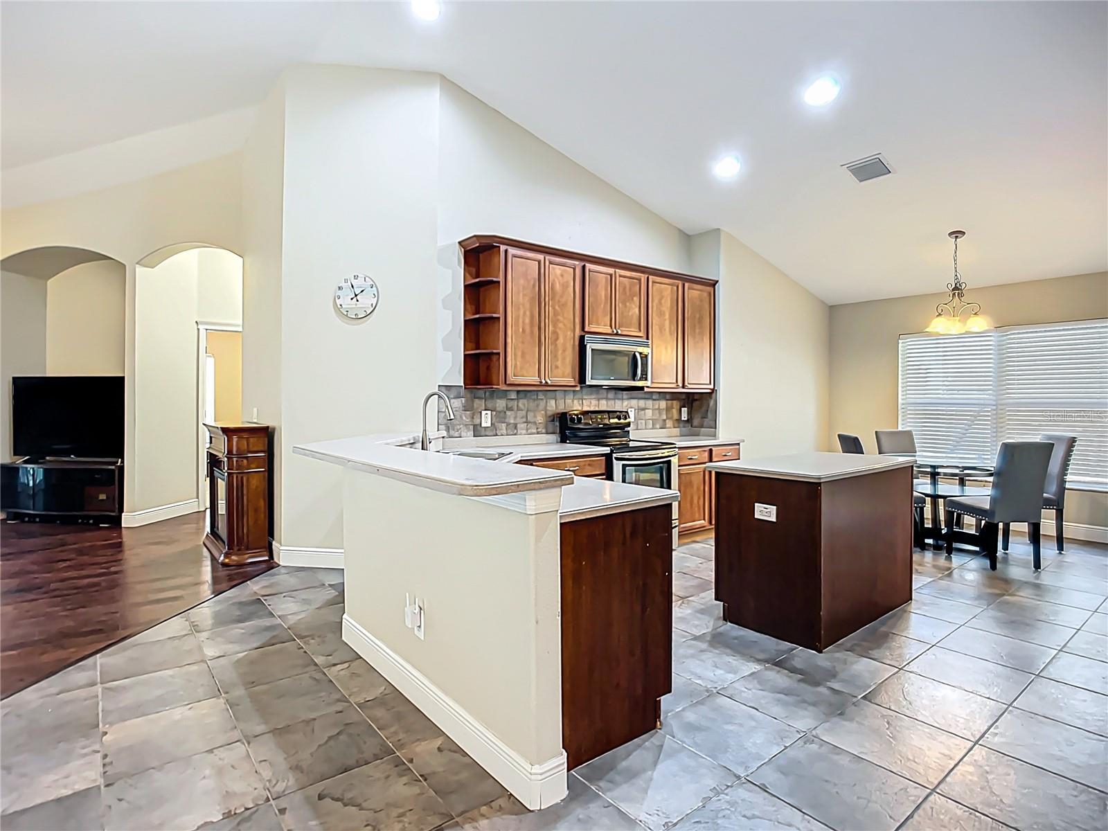 6812 GUILFORD BRIDGE DR, APOLLO BEACH, FL, 33572