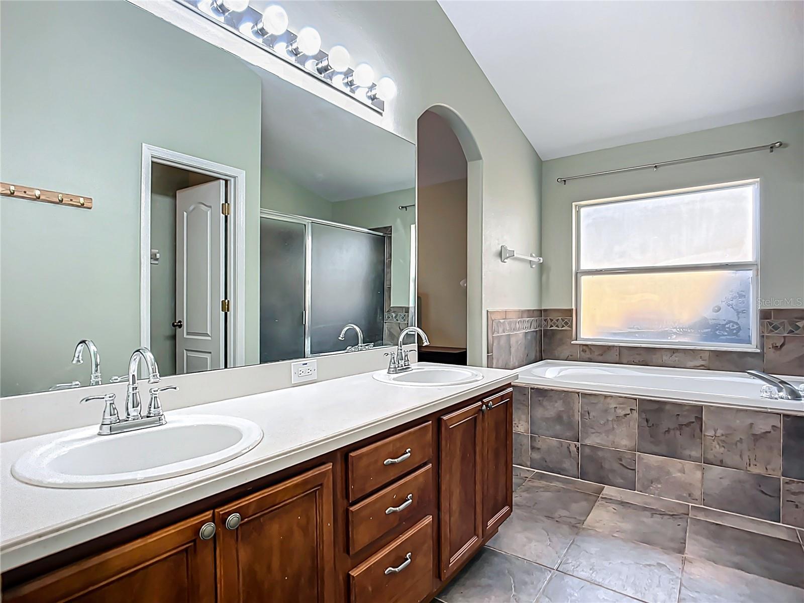 6812 GUILFORD BRIDGE DR, APOLLO BEACH, FL, 33572