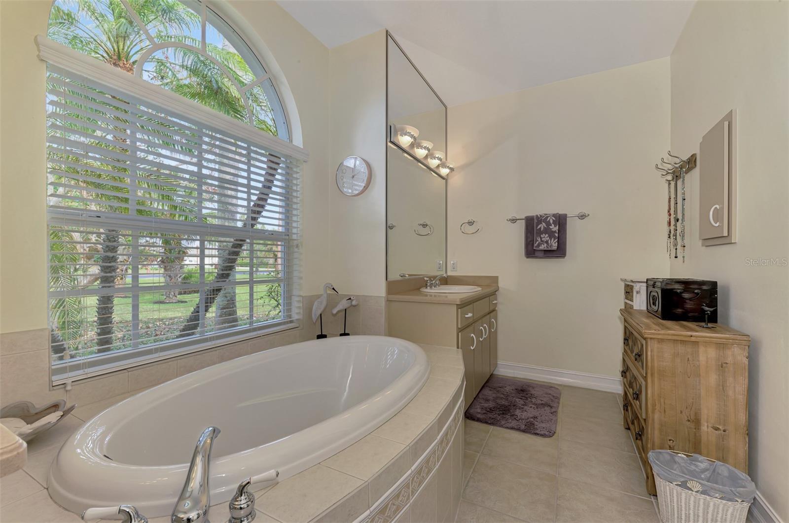 910 PARK PLACE DR, ENGLEWOOD, FL, 34223