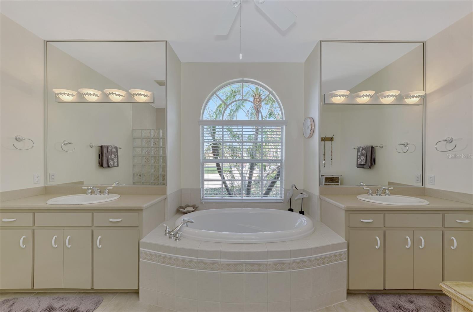 910 PARK PLACE DR, ENGLEWOOD, FL, 34223