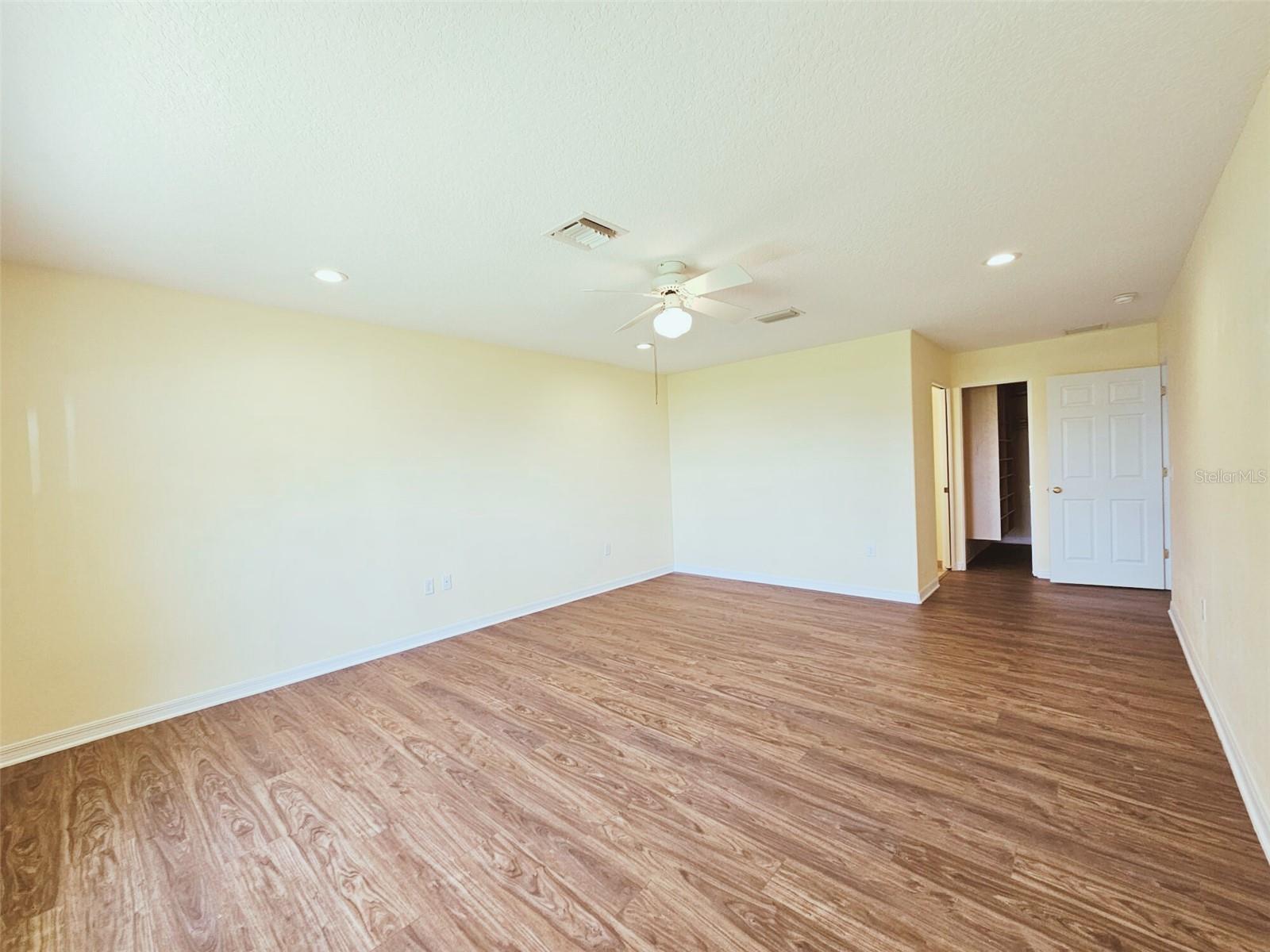 2037 LAKESHORE DR, MOUNT DORA, FL, 32757