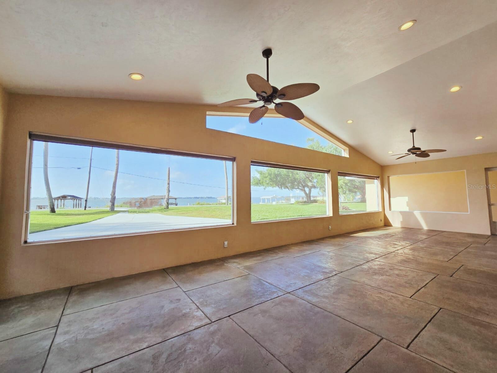 2037 LAKESHORE DR, MOUNT DORA, FL, 32757