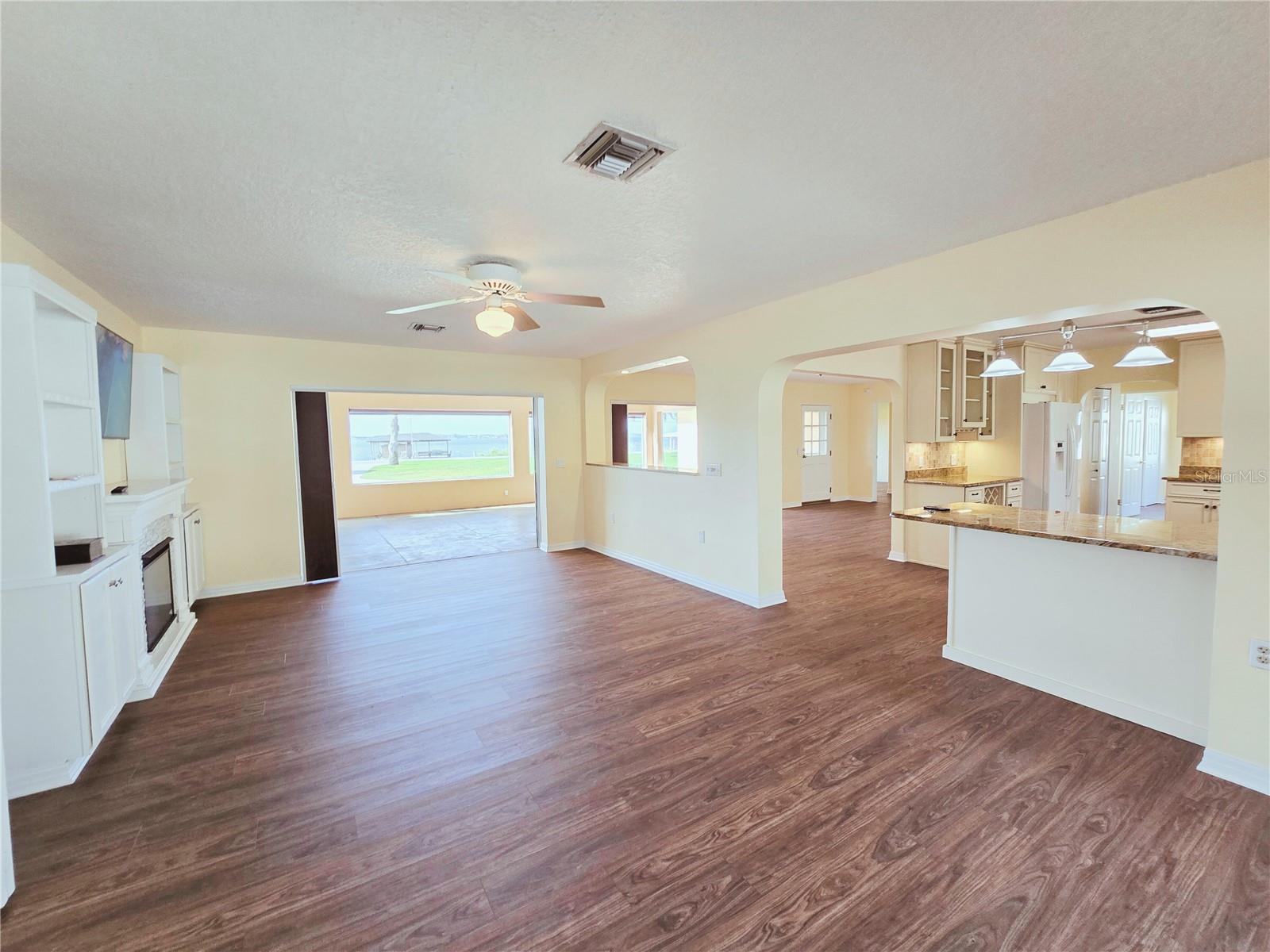 2037 LAKESHORE DR, MOUNT DORA, FL, 32757