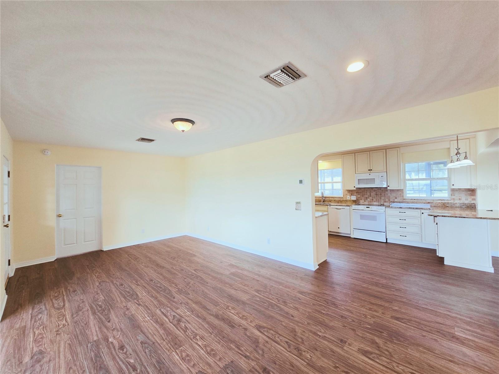 2037 LAKESHORE DR, MOUNT DORA, FL, 32757