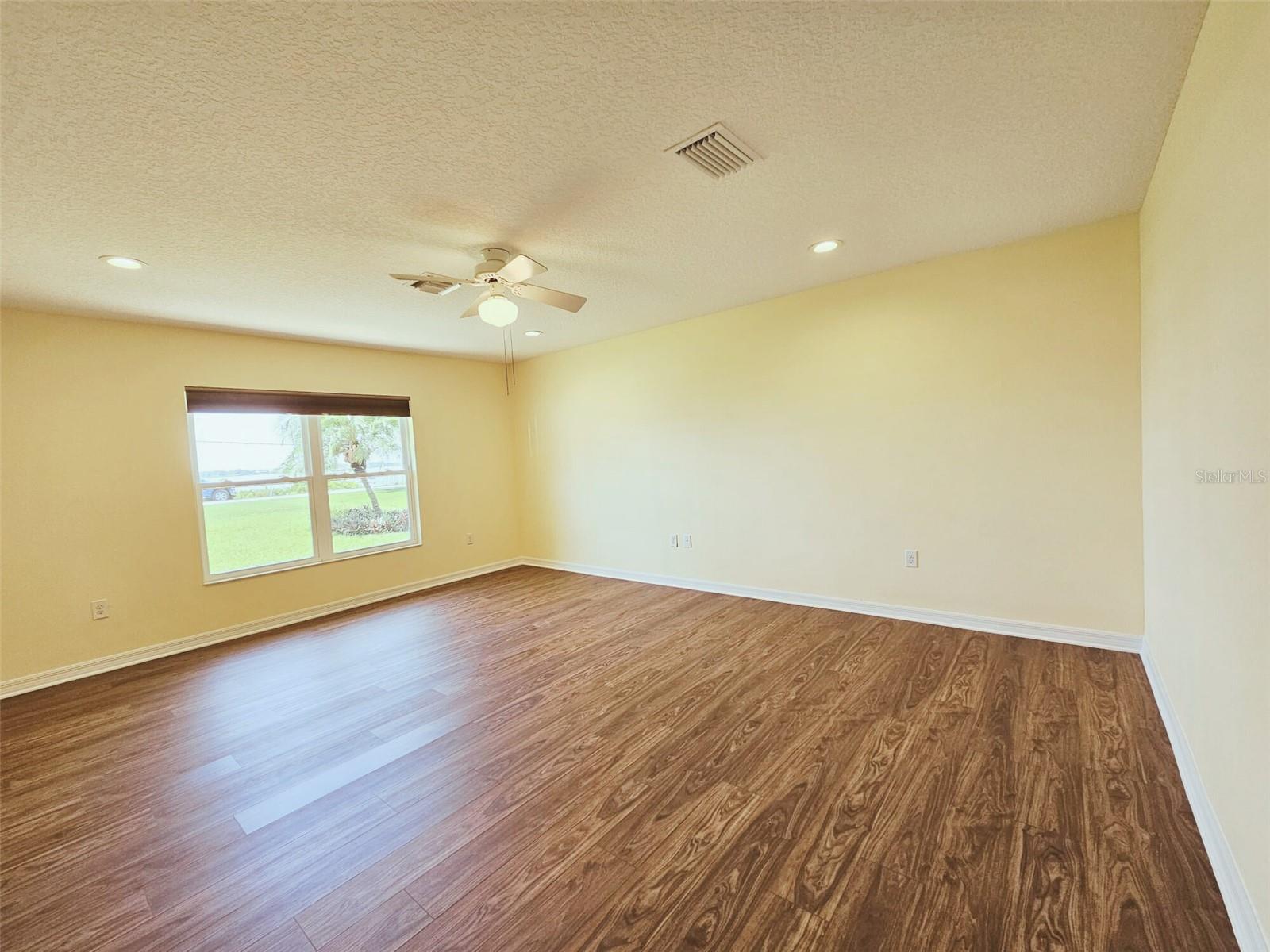 2037 LAKESHORE DR, MOUNT DORA, FL, 32757