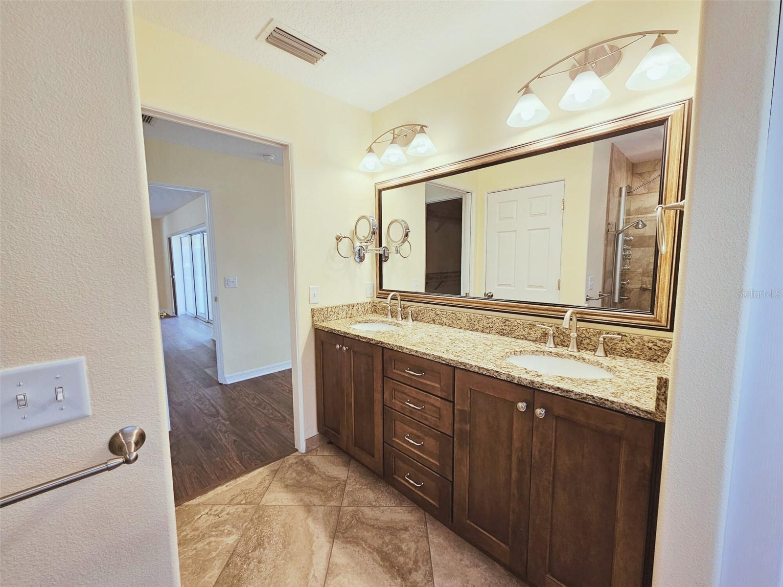 2037 LAKESHORE DR, MOUNT DORA, FL, 32757