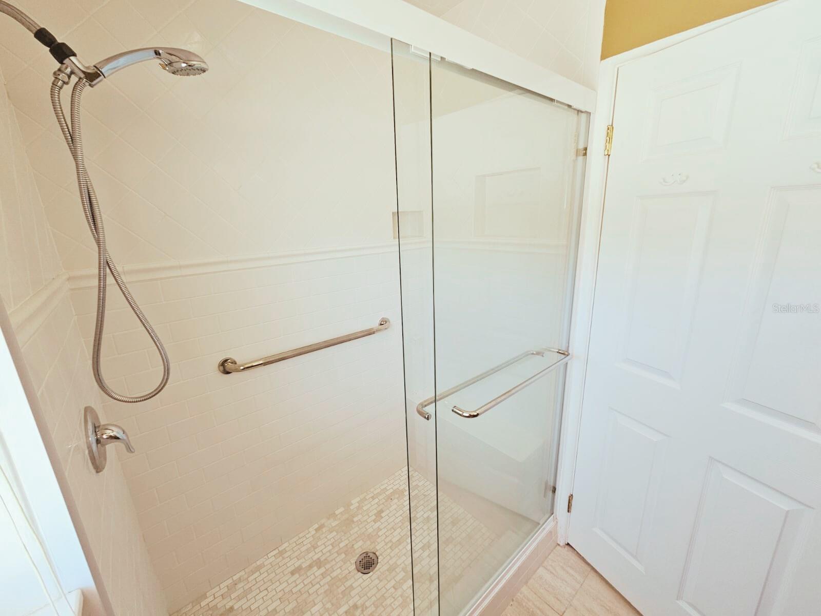 2037 LAKESHORE DR, MOUNT DORA, FL, 32757