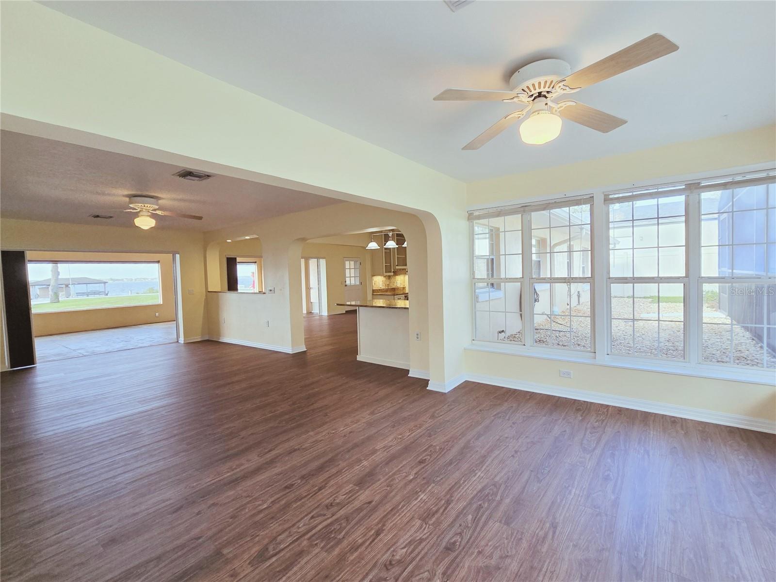 2037 LAKESHORE DR, MOUNT DORA, FL, 32757