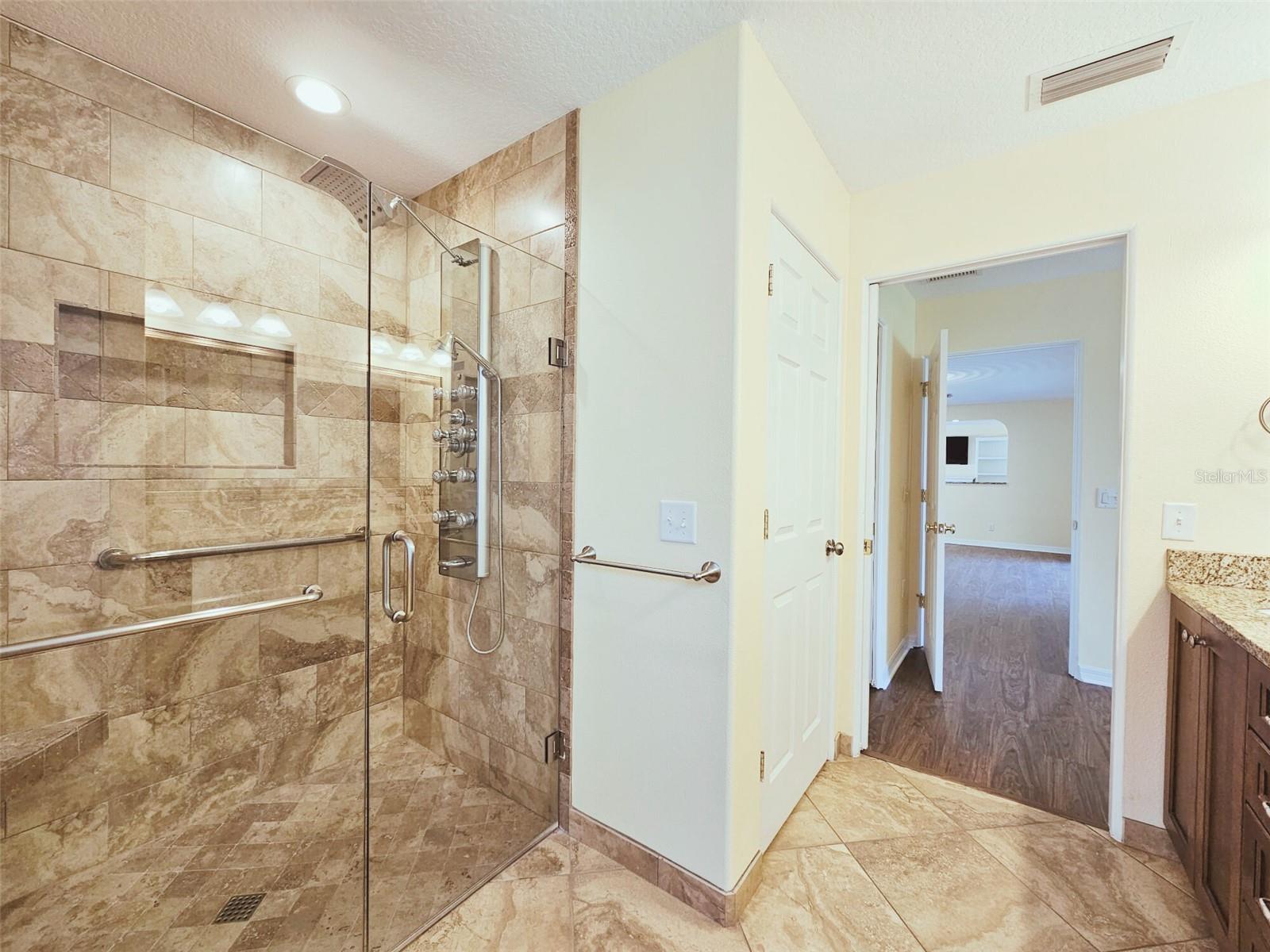 2037 LAKESHORE DR, MOUNT DORA, FL, 32757