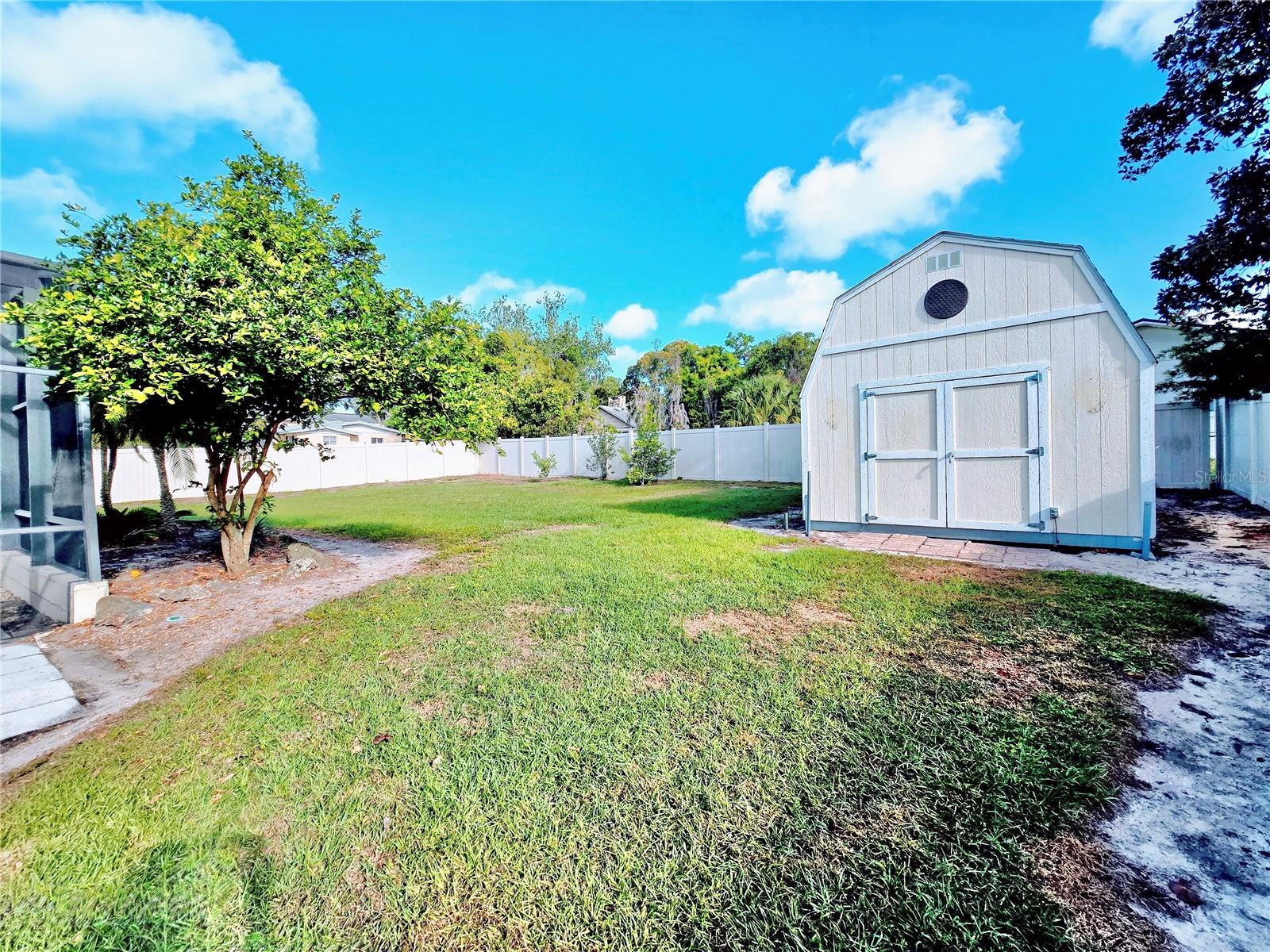 2037 LAKESHORE DR, MOUNT DORA, FL, 32757