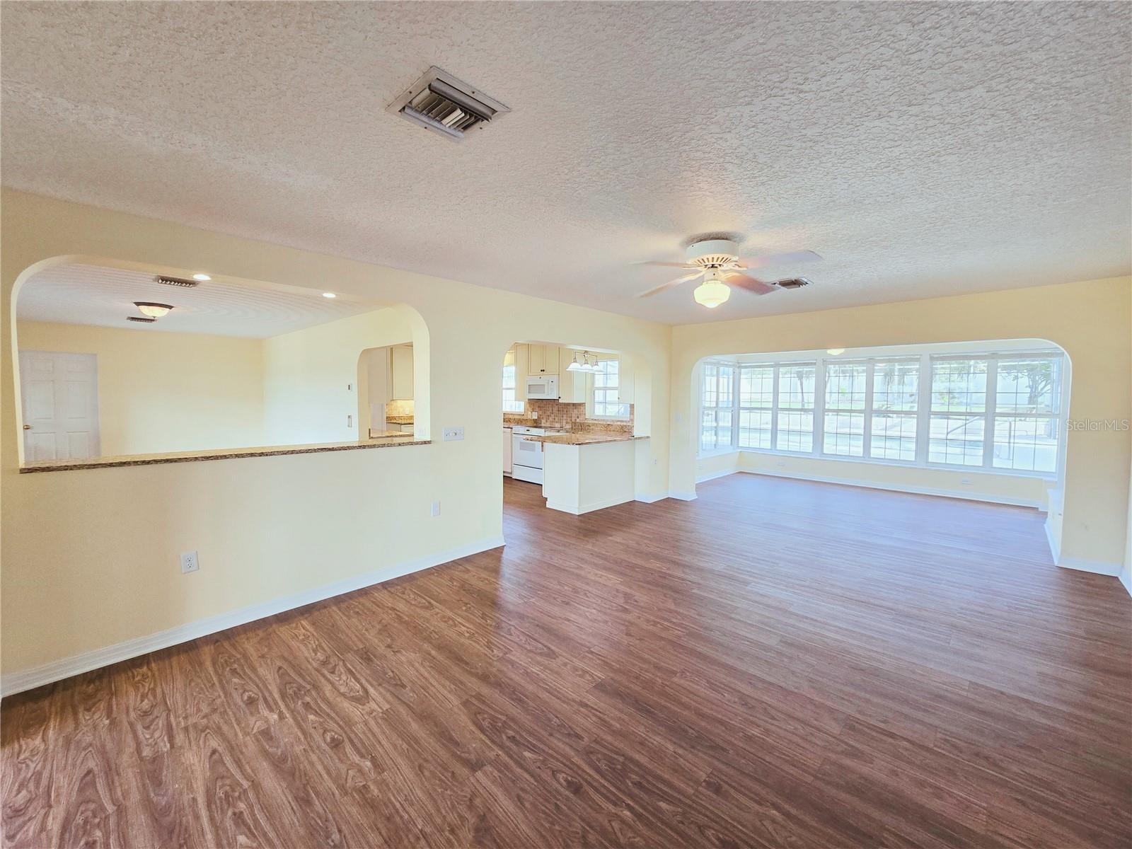 2037 LAKESHORE DR, MOUNT DORA, FL, 32757