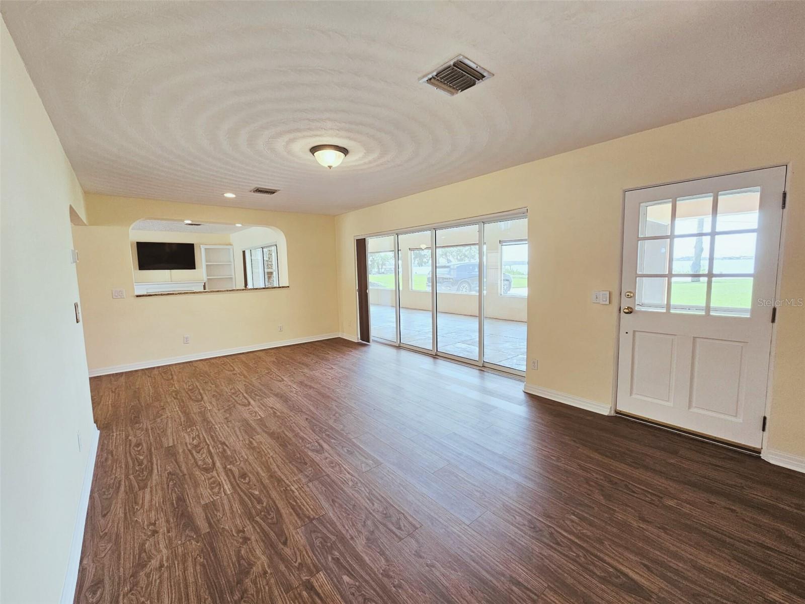 2037 LAKESHORE DR, MOUNT DORA, FL, 32757