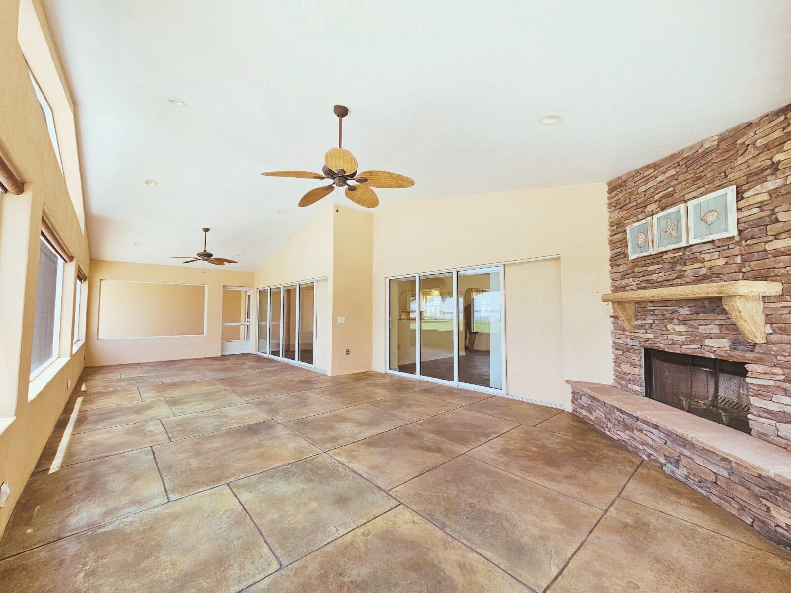 2037 LAKESHORE DR, MOUNT DORA, FL, 32757