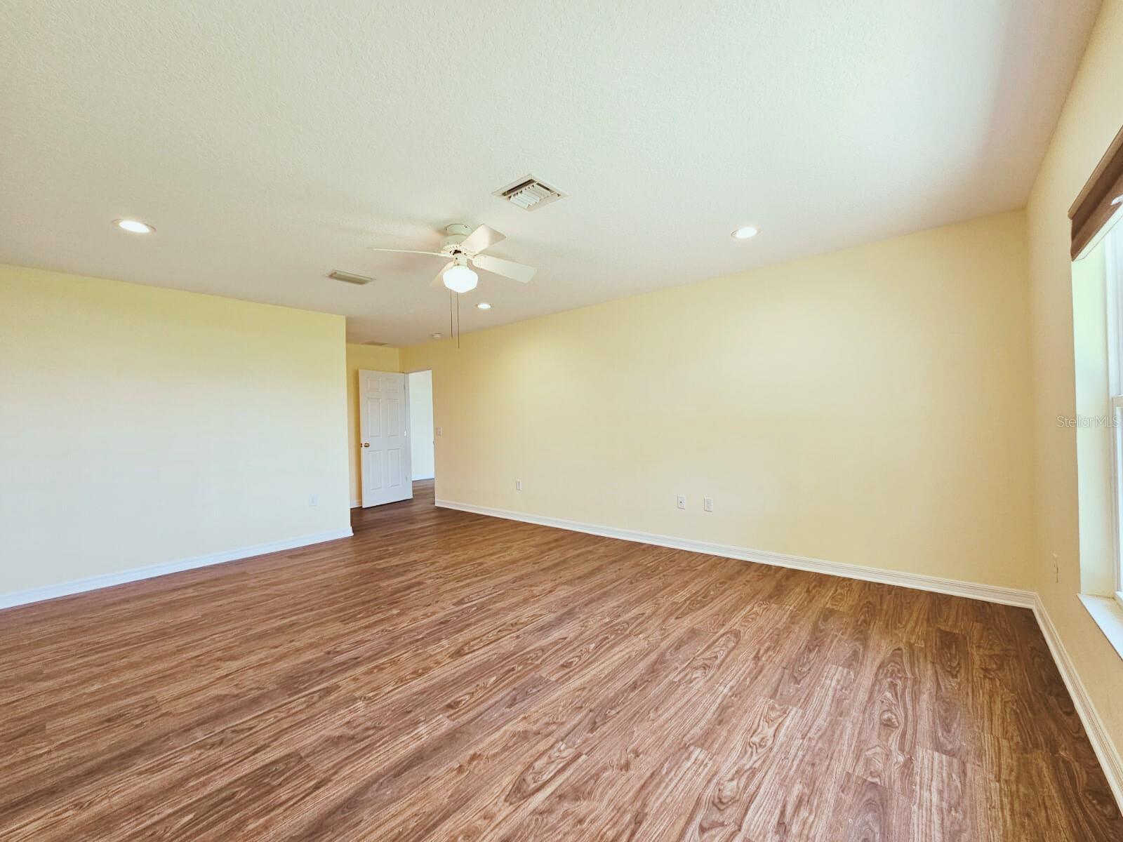 2037 LAKESHORE DR, MOUNT DORA, FL, 32757