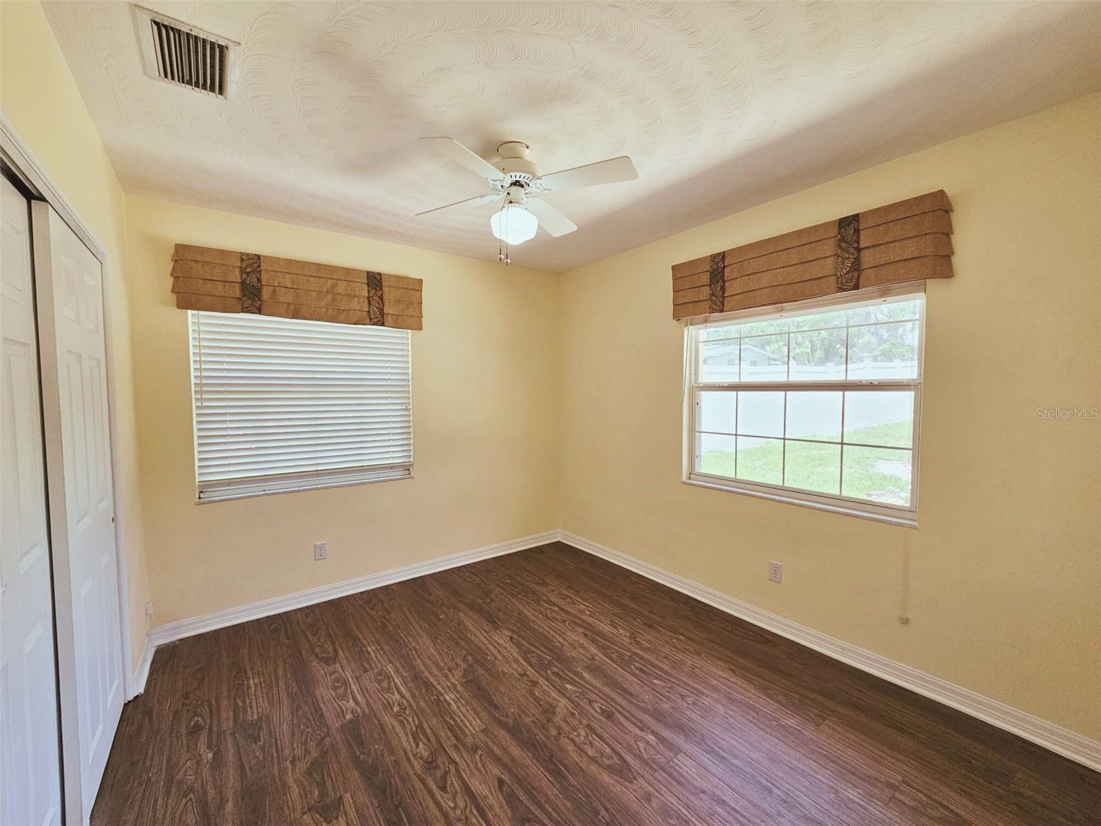 2037 LAKESHORE DR, MOUNT DORA, FL, 32757