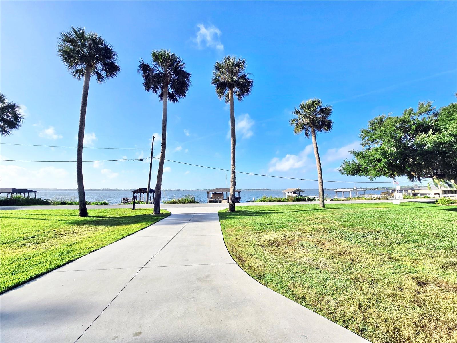 2037 LAKESHORE DR, MOUNT DORA, FL, 32757