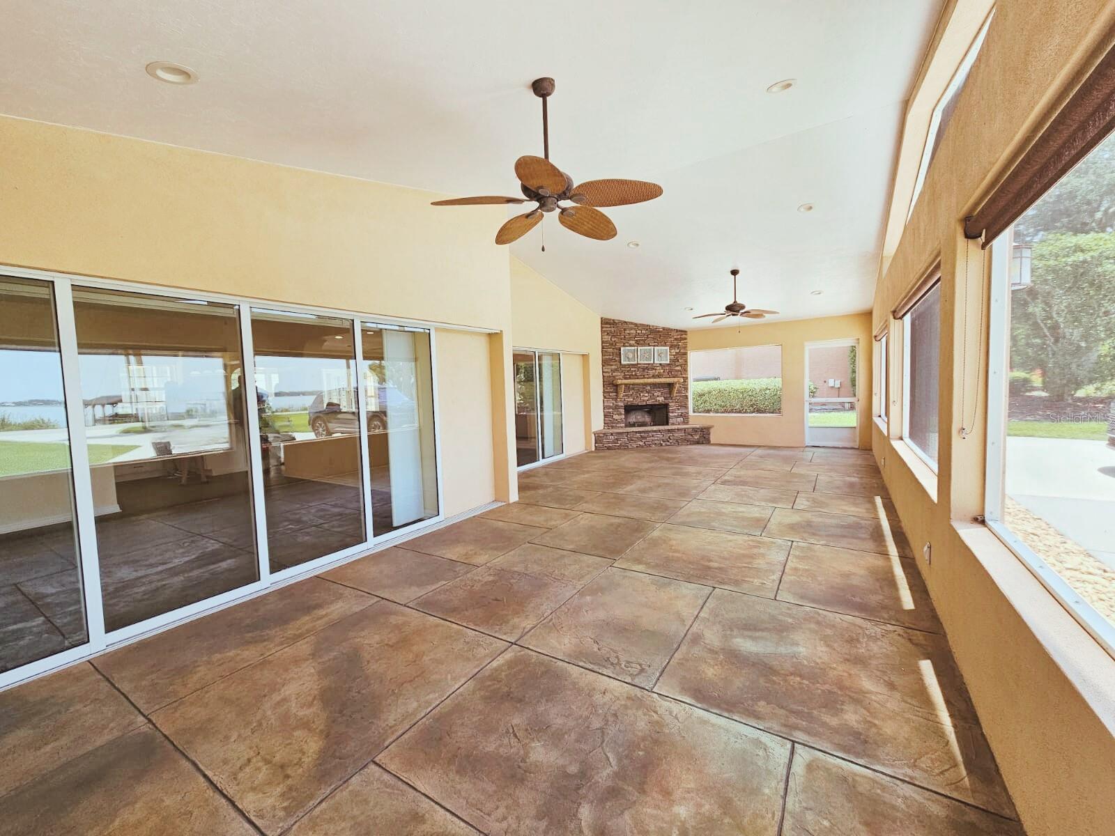 2037 LAKESHORE DR, MOUNT DORA, FL, 32757
