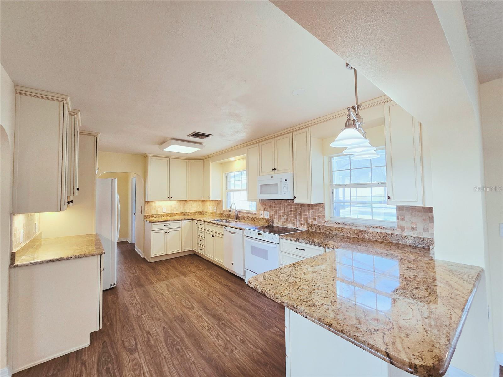 2037 LAKESHORE DR, MOUNT DORA, FL, 32757