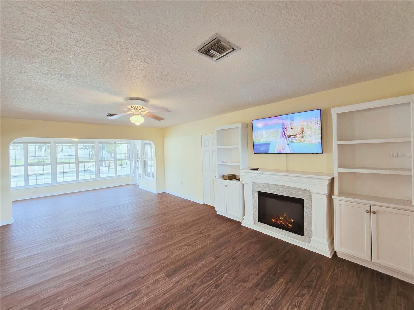 2037 LAKESHORE DR, MOUNT DORA, FL, 32757