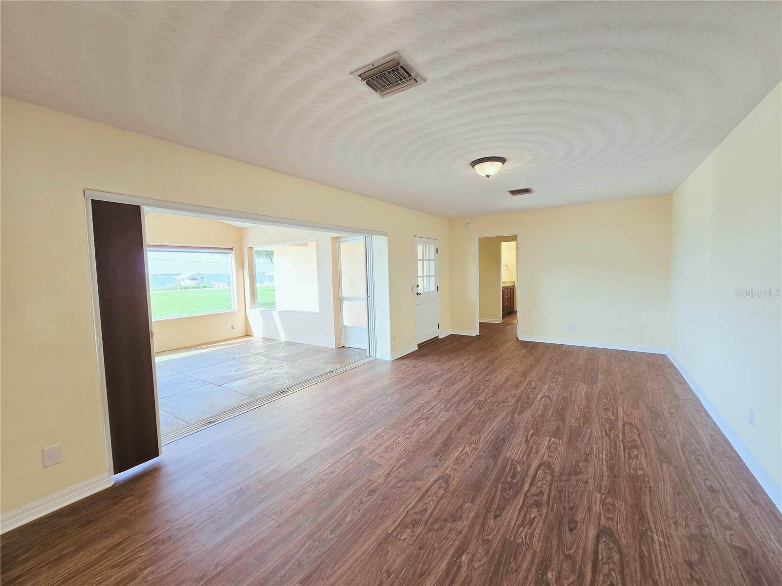 2037 LAKESHORE DR, MOUNT DORA, FL, 32757