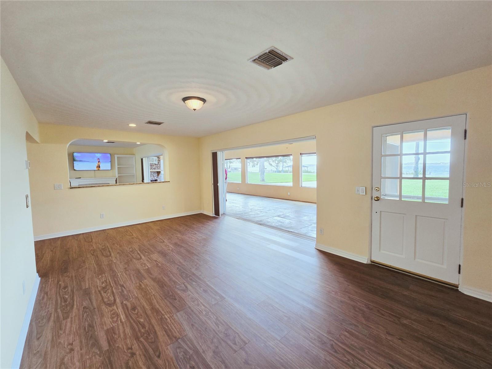 2037 LAKESHORE DR, MOUNT DORA, FL, 32757