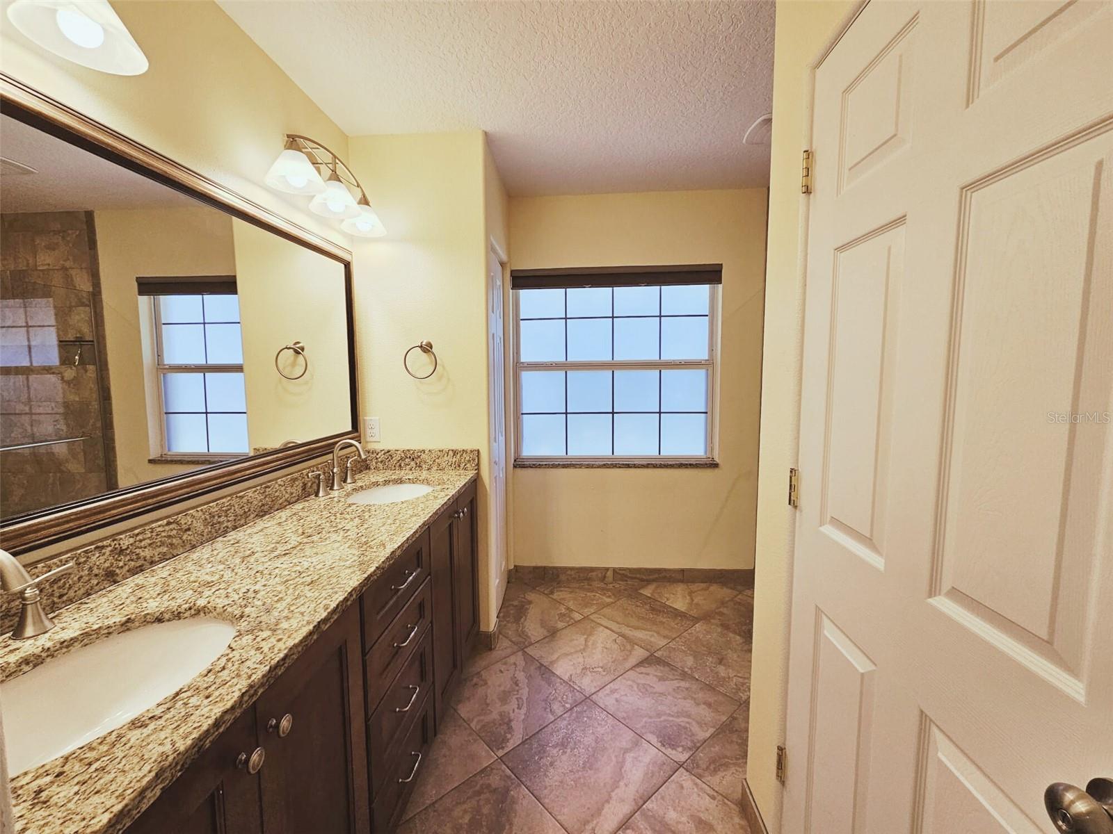 2037 LAKESHORE DR, MOUNT DORA, FL, 32757