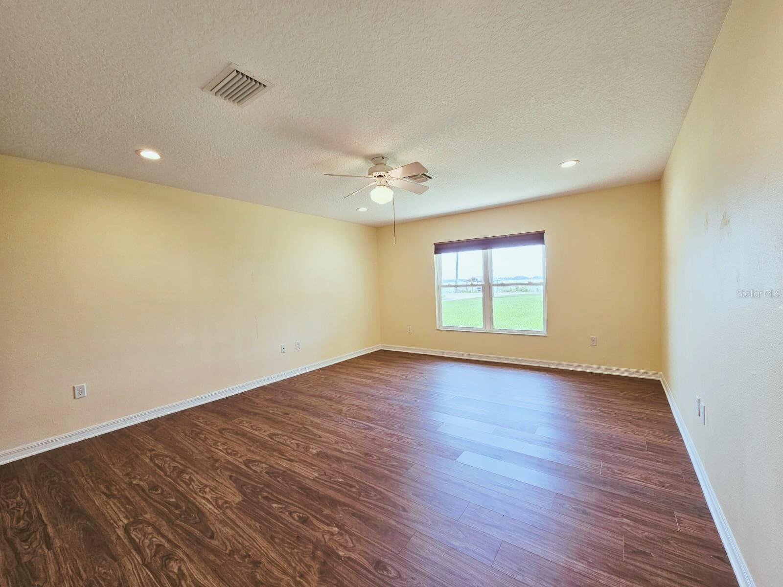 2037 LAKESHORE DR, MOUNT DORA, FL, 32757