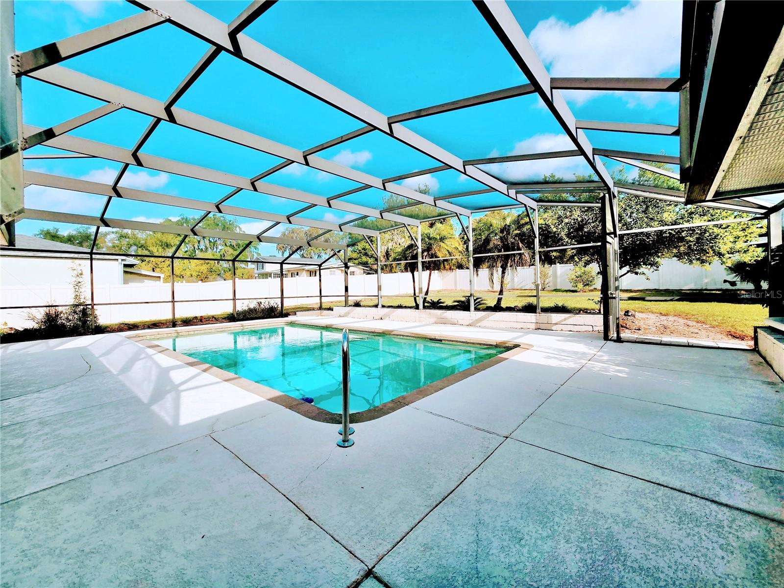 2037 LAKESHORE DR, MOUNT DORA, FL, 32757