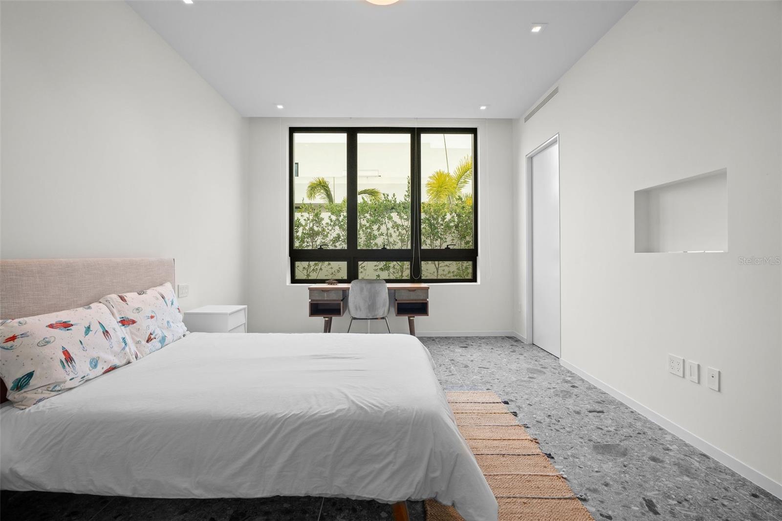 PR9112822 Property Photo