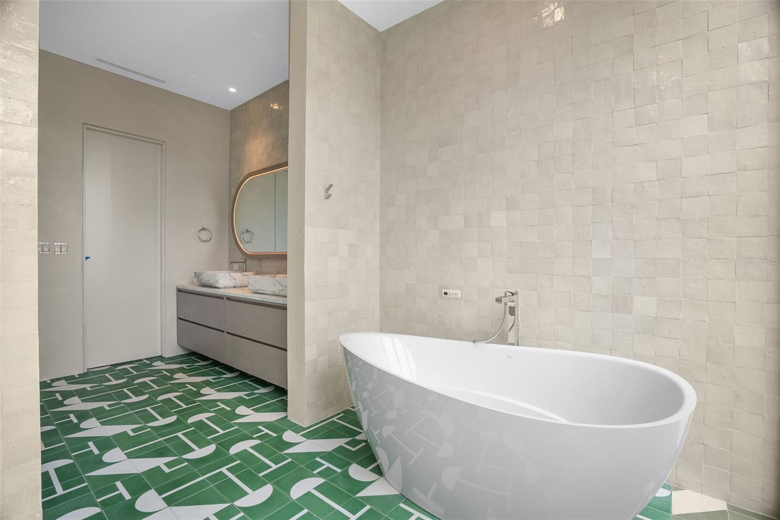 PR9112822 Property Photo