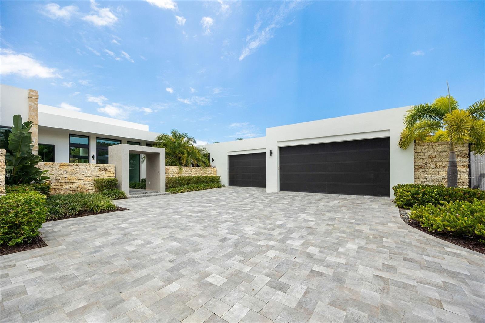 PR9112822 Property Photo