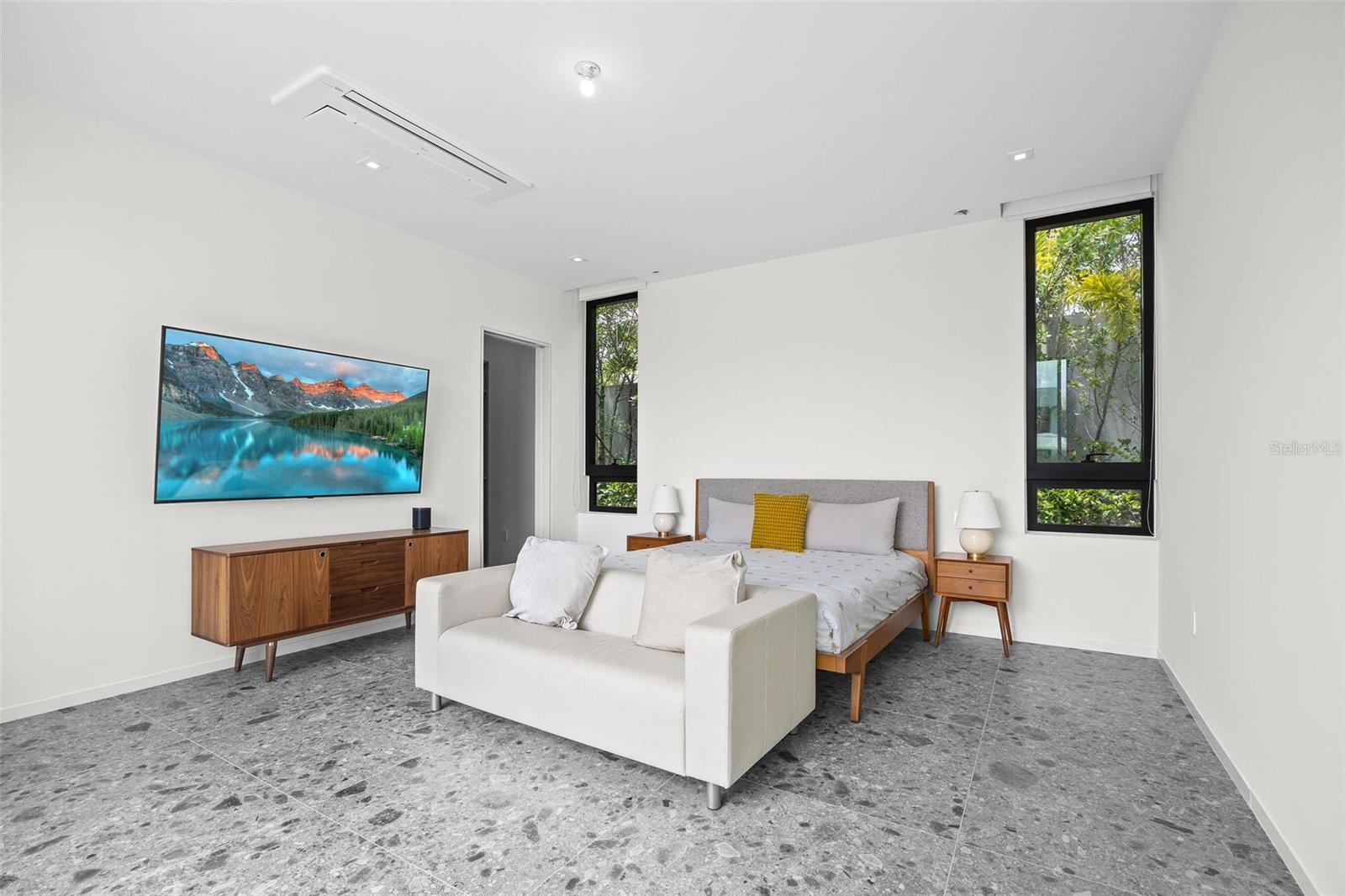 PR9112822 Property Photo