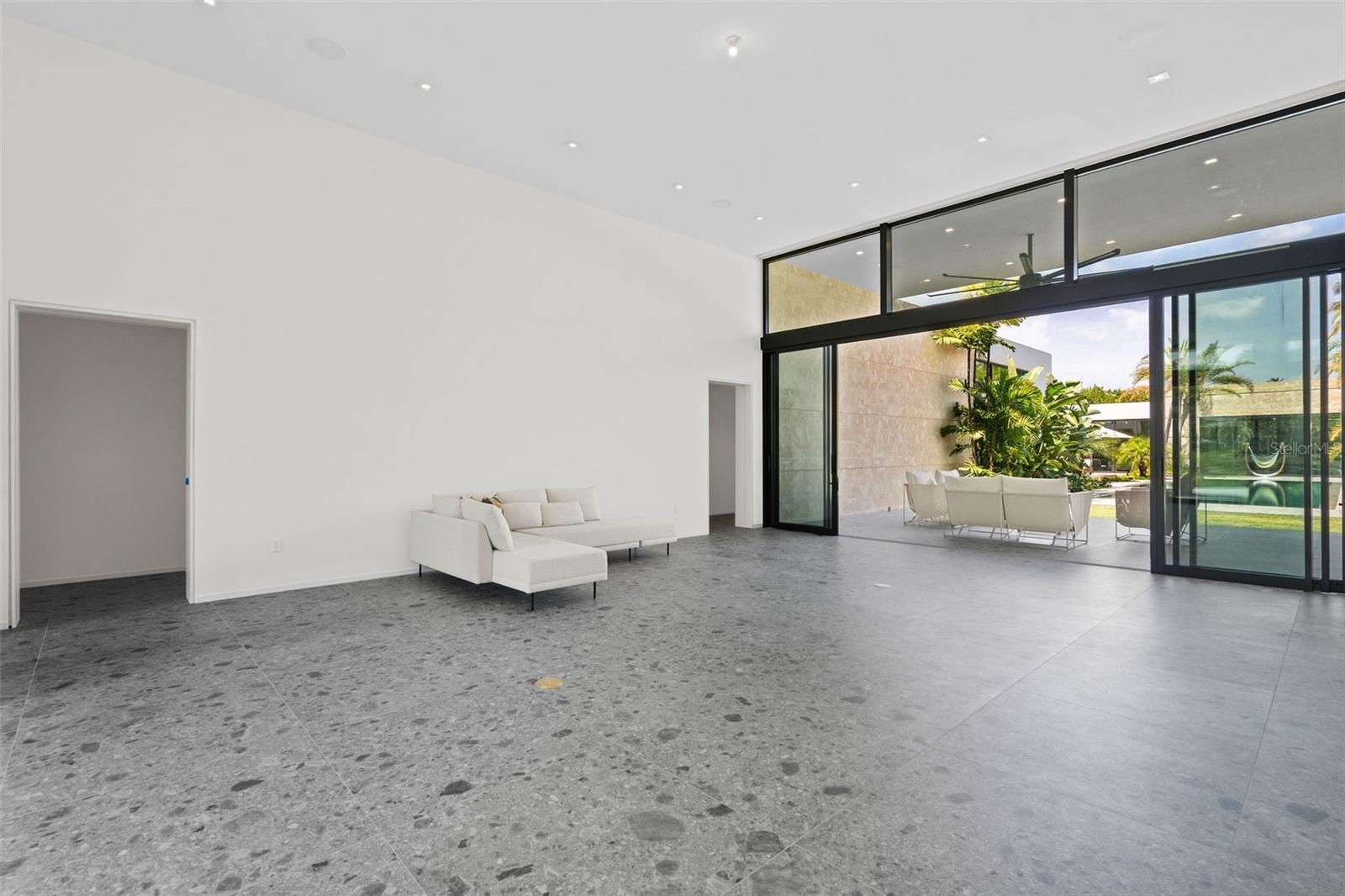 PR9112822 Property Photo