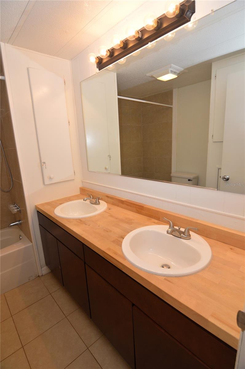 TB8369917 Property Photo