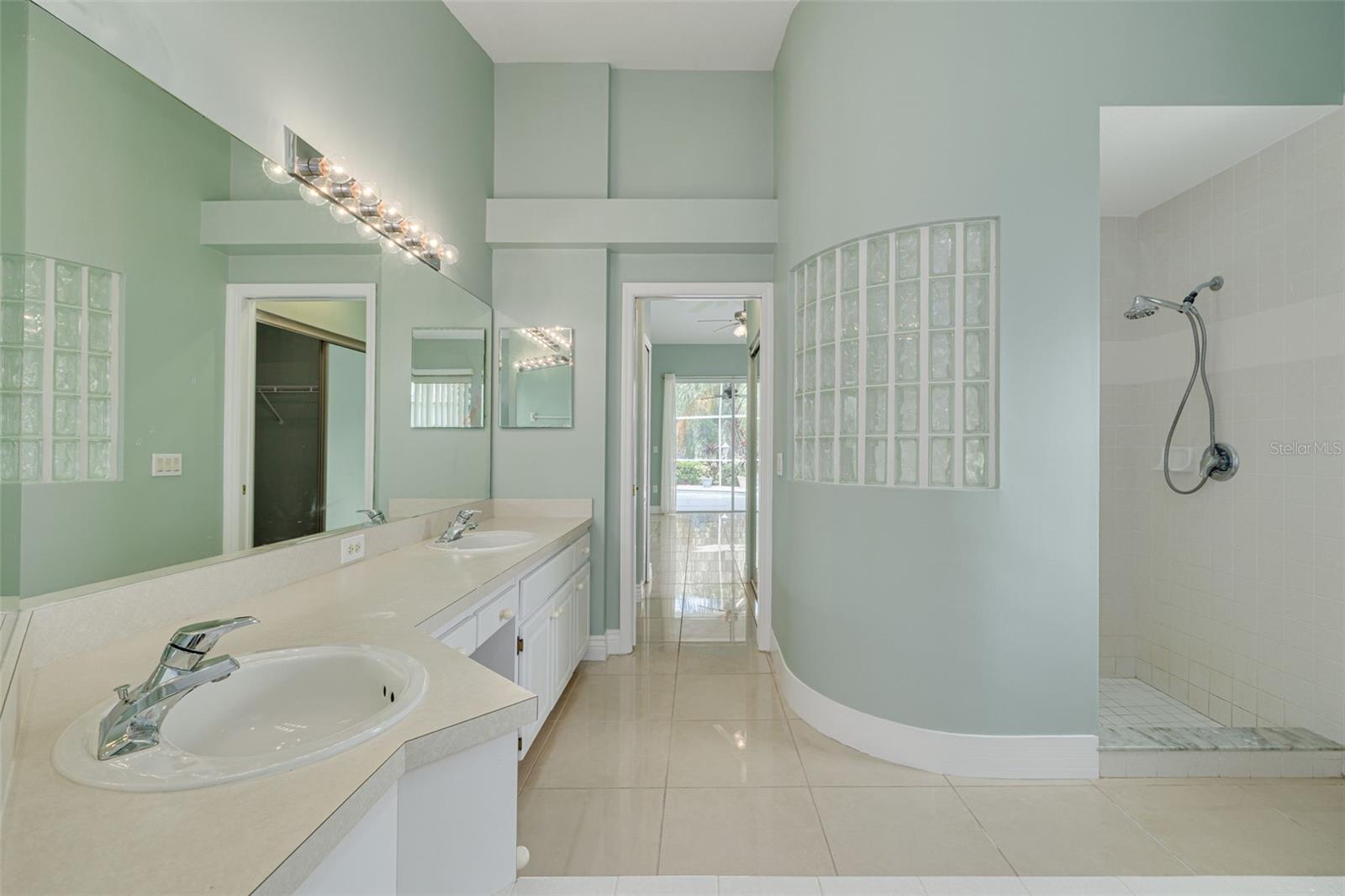 526 VILLAGE DR, TARPON SPRINGS, FL, 34689