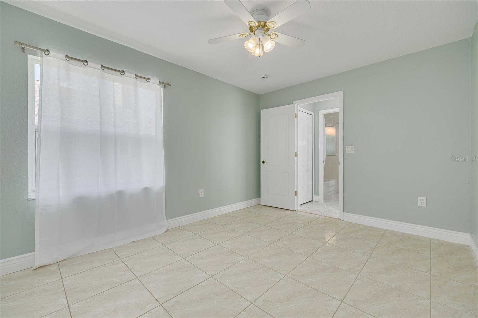 526 VILLAGE DR, TARPON SPRINGS, FL, 34689