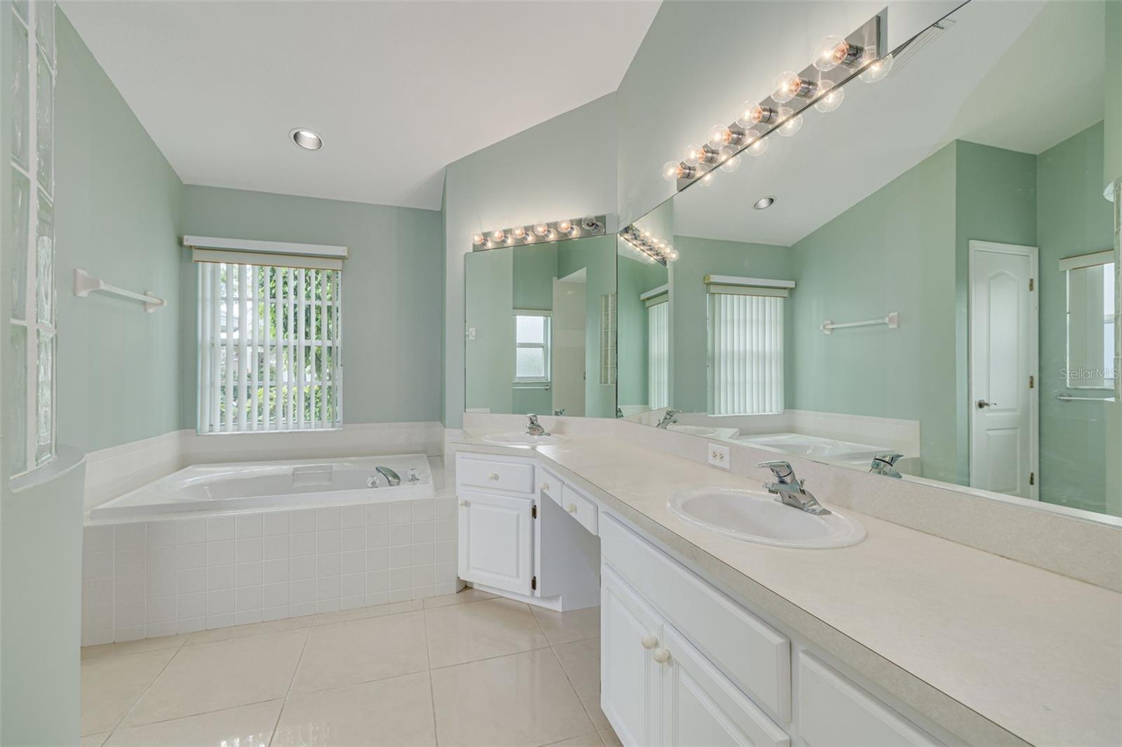 526 VILLAGE DR, TARPON SPRINGS, FL, 34689