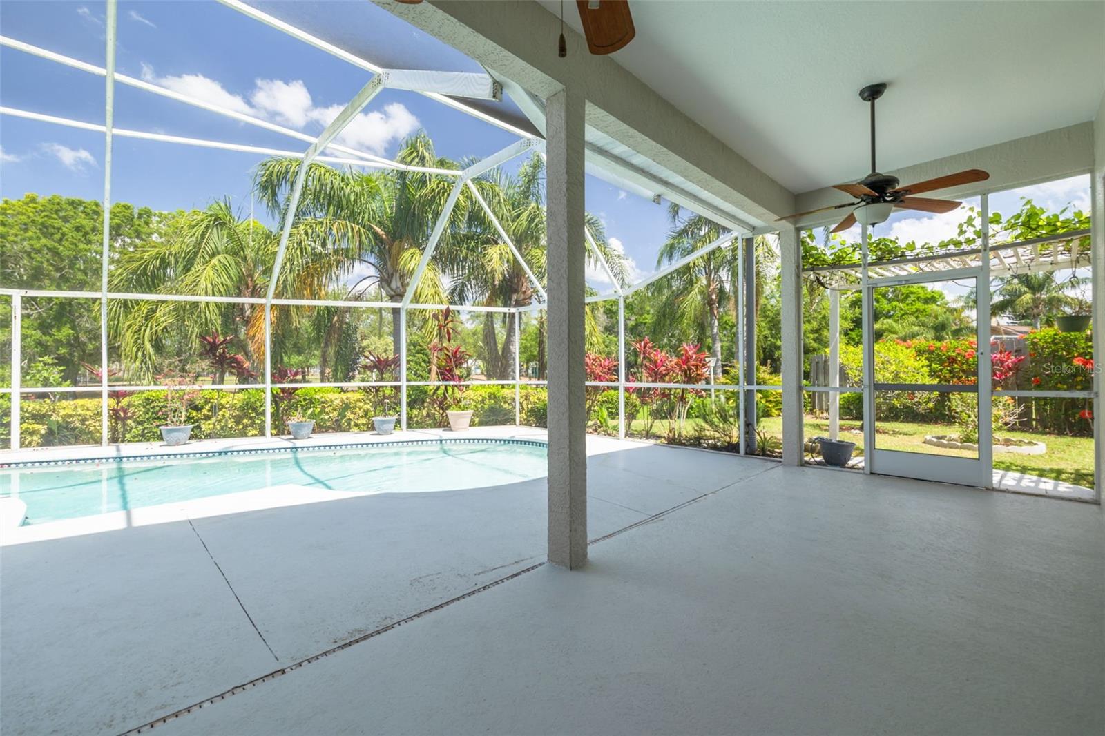 526 VILLAGE DR, TARPON SPRINGS, FL, 34689