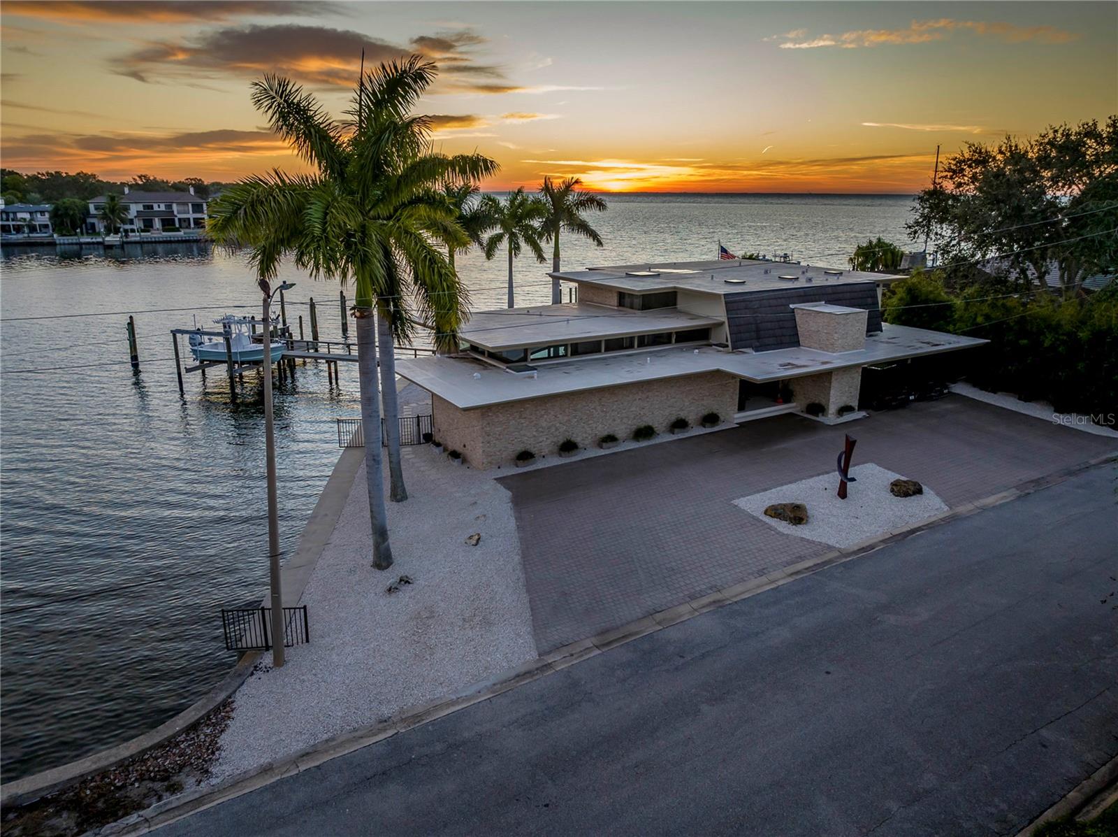 10 BRIGHTWATERS CIR NE, ST PETERSBURG, FL, 33704