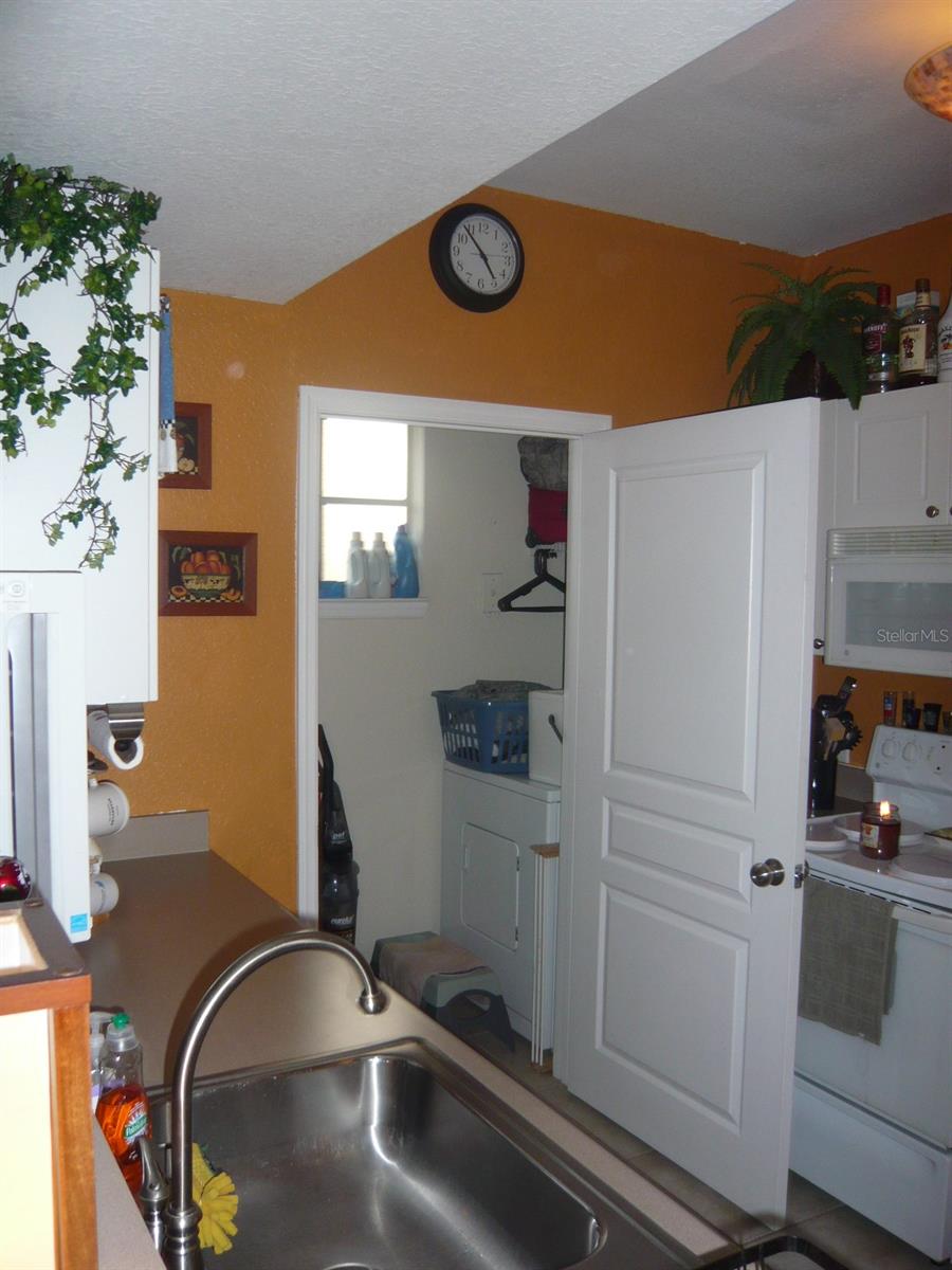 9404 CRESCENT LOOP CIR #107, TAMPA, FL, 33619