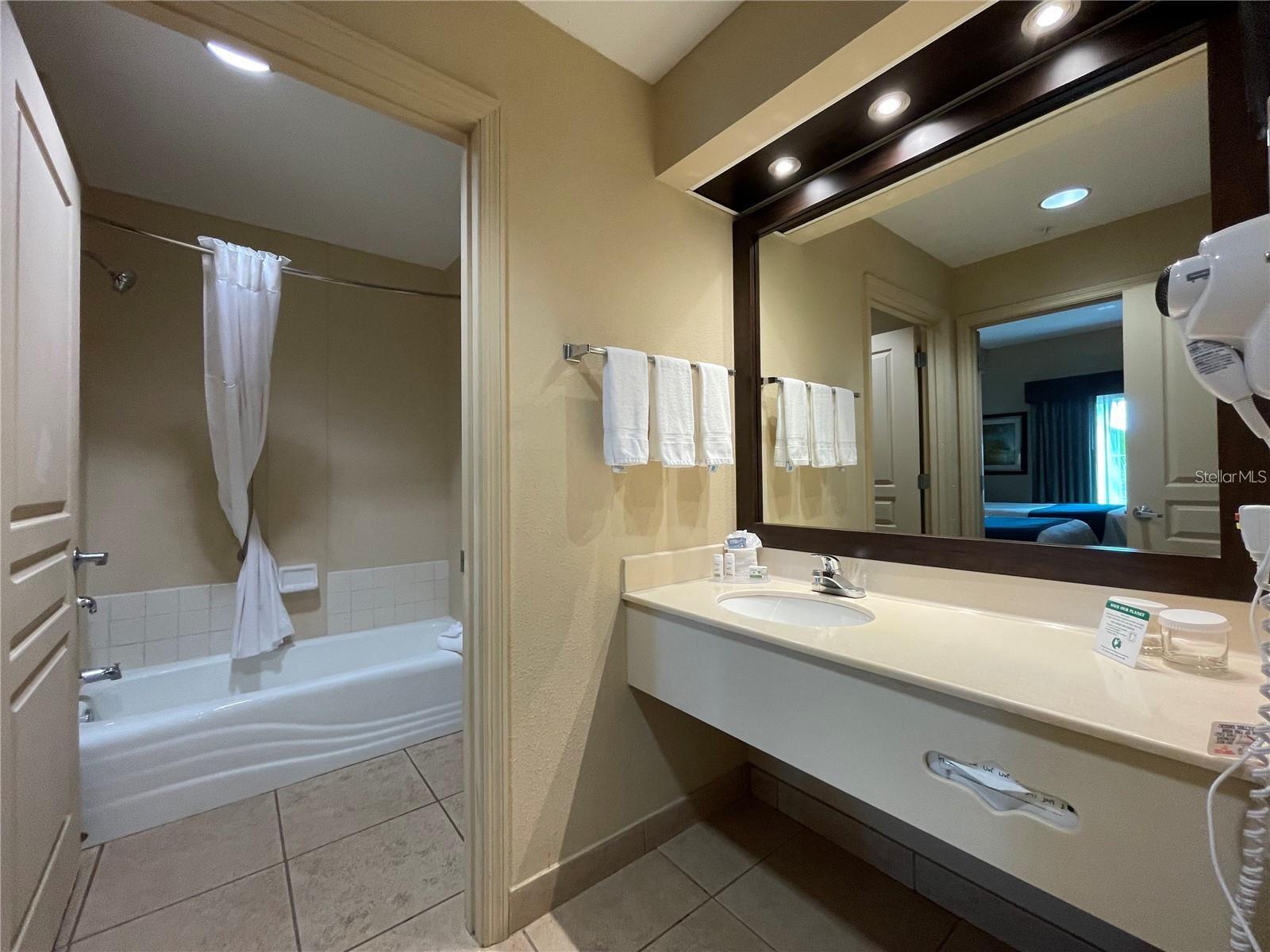 8303 PALM PKWY #100, ORLANDO, FL, 32836
