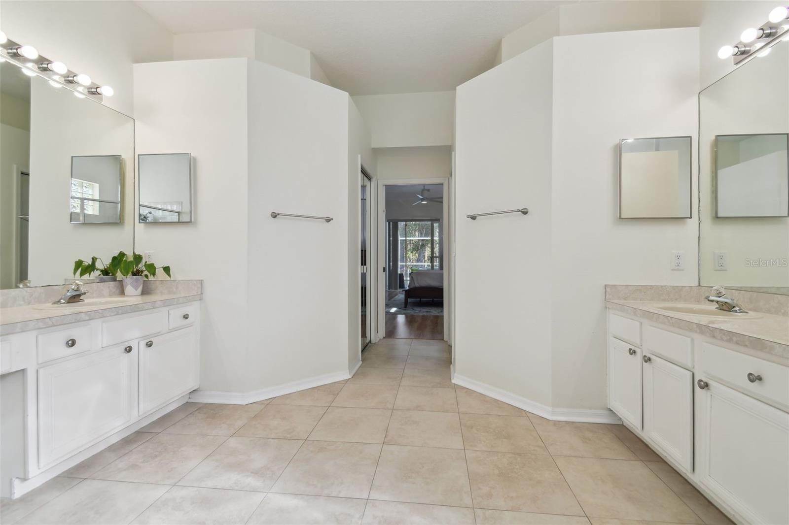 18025 KINGS PARK DR, TAMPA, FL, 33647